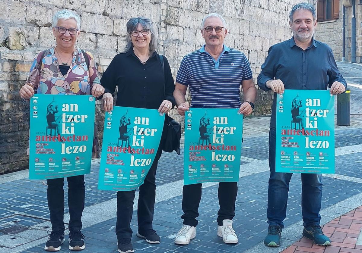 Edurne Agirrezabala, Leire Fresnedo, Xanti Val y Jon Legorburu durante la presentación del encuentro de compañías de teatro amateur.