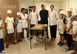 El alcalde, junto a los pasteleros artesanos de la localidad y varios de los niños que participarán en la feria del sábado.
