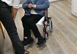 Una mujer en silla de ruedas es atendida en una residencia de mayores de Gipuzkoa.
