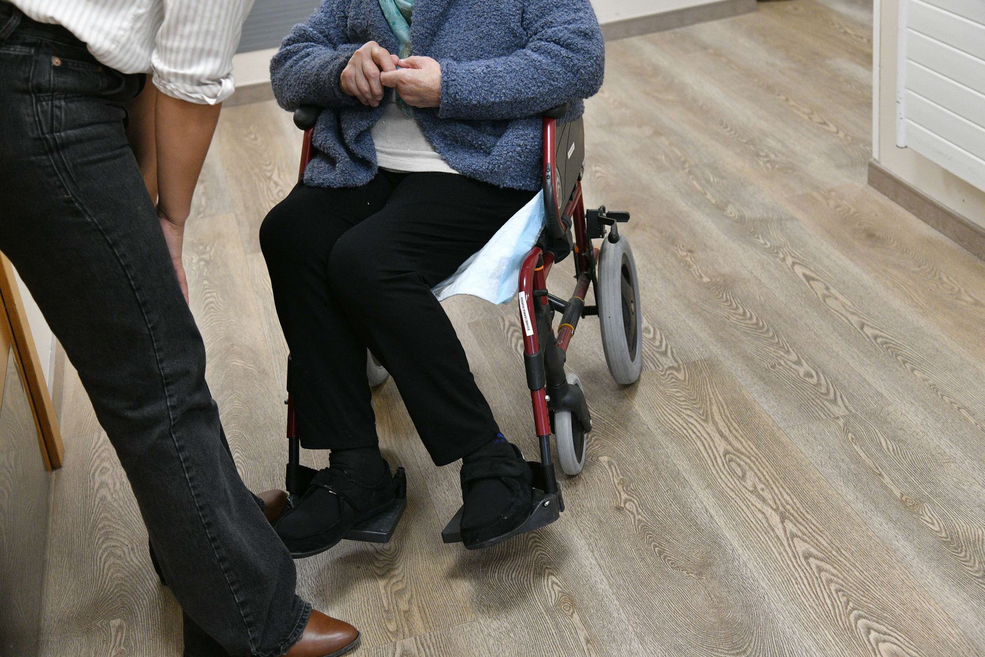 Una mujer en silla de ruedas es atendida en una residencia de mayores de Gipuzkoa.