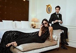 Nicolás Montenegro posa junto a Gala González, a quien vistió en los Premios de la Moda Española.