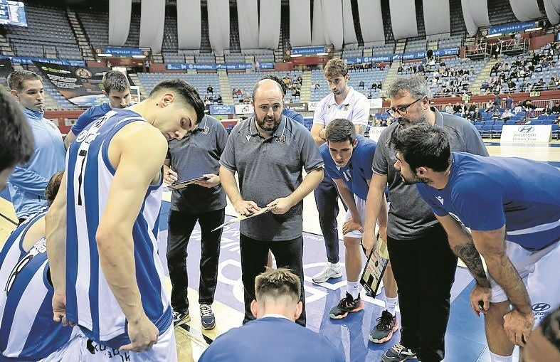 Mikel Odriozola da instrucciones a sus jugadores.