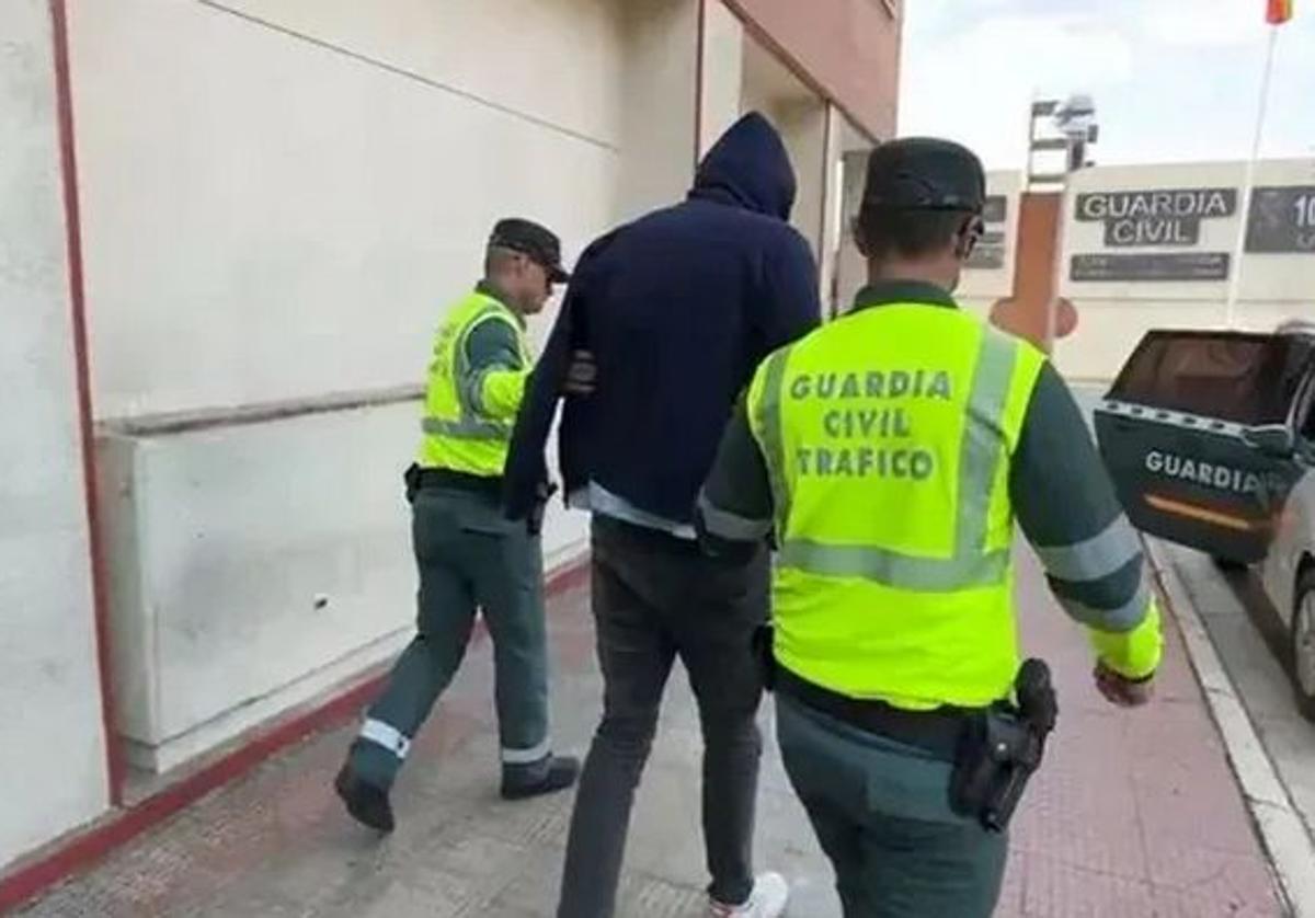 La Guardia Civil, con el detenido.