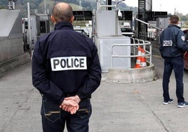 Policías en el lado francés del peaje de la AP-8 en Biriatou.