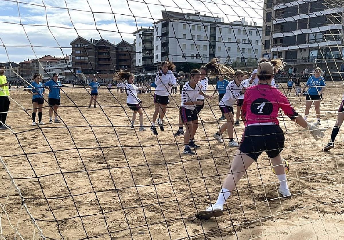 Orbela Tabernak falta jaurtiketa honekin egin zion gol bat Shelter-Pukas taldeari.