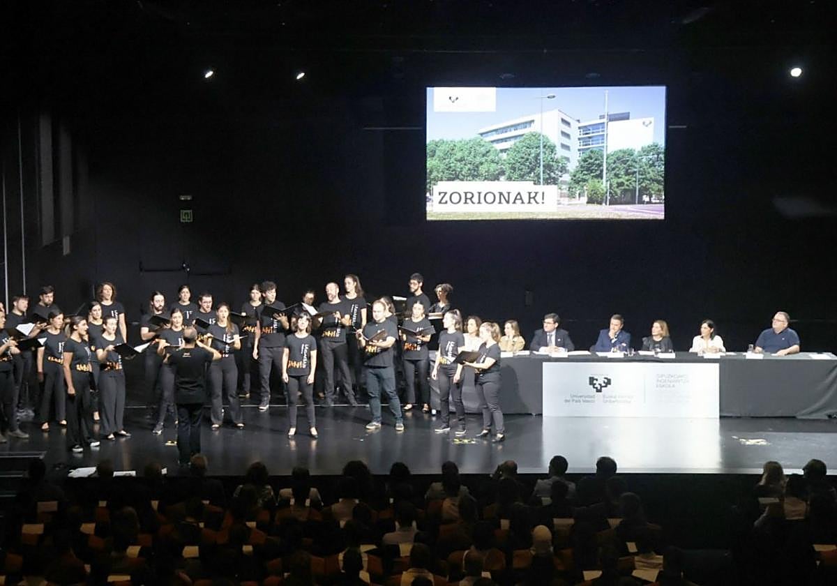 En el escenario, el coro Landarbaso, dirigido por el profesor de la Escuela Iñaki Tolaretxipi, y los componentes de la mesa presidencial.