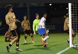 Los realistas observan con resignación cómo entra el balón rematado por el delantero del Brighton Duffus