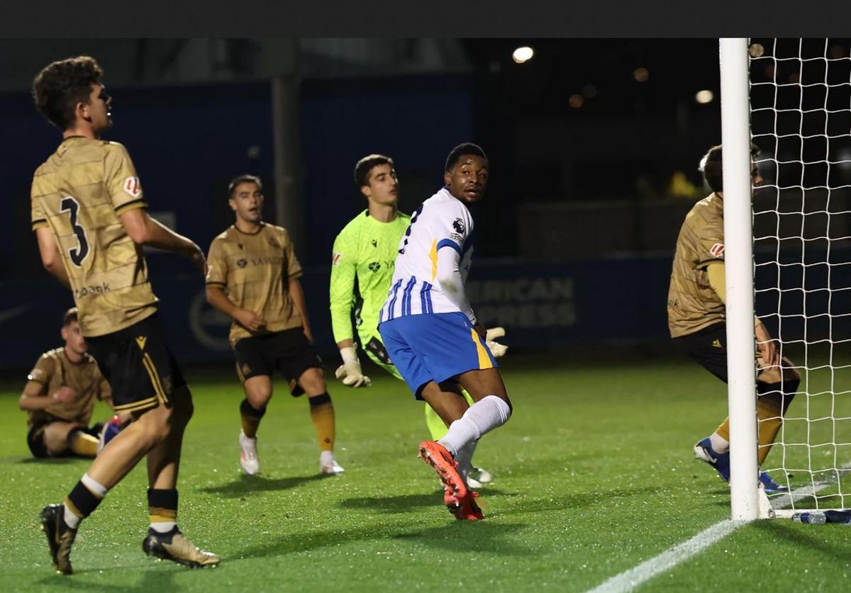 Los realistas observan con resignación cómo entra el balón rematado por el delantero del Brighton Duffus