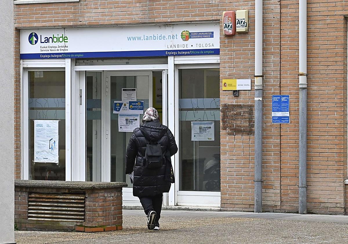 Una persona entra a una oficina de Lanbide.