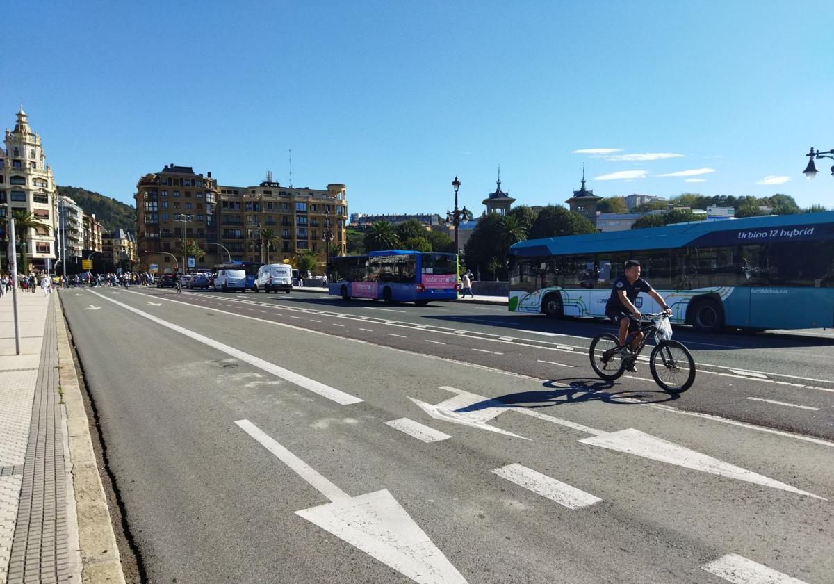 Un ciclista circula por el bidegorri del puente Santa Catalina.