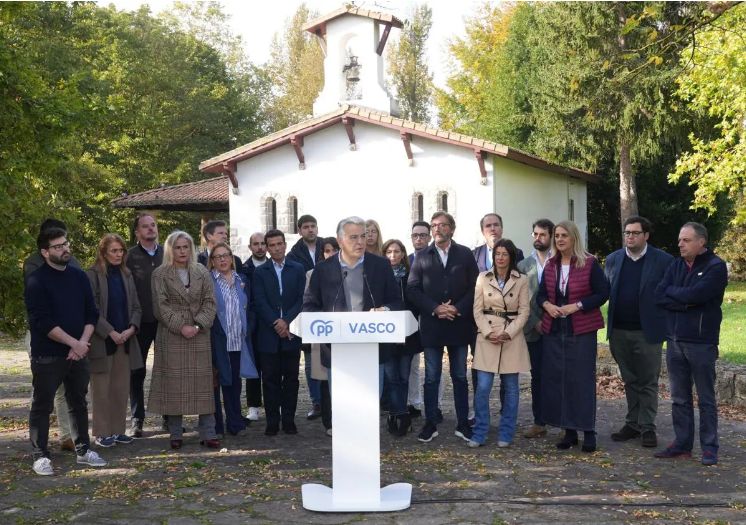 El PP vasco ha celebrado el 45 aniversario del Estatuto en el parque de Arriaga de Vitoria.