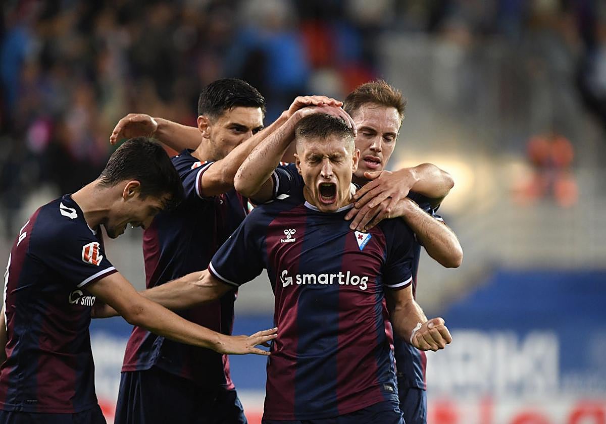 Corpas estalla de alegría tras anotar el gol de la victoria.