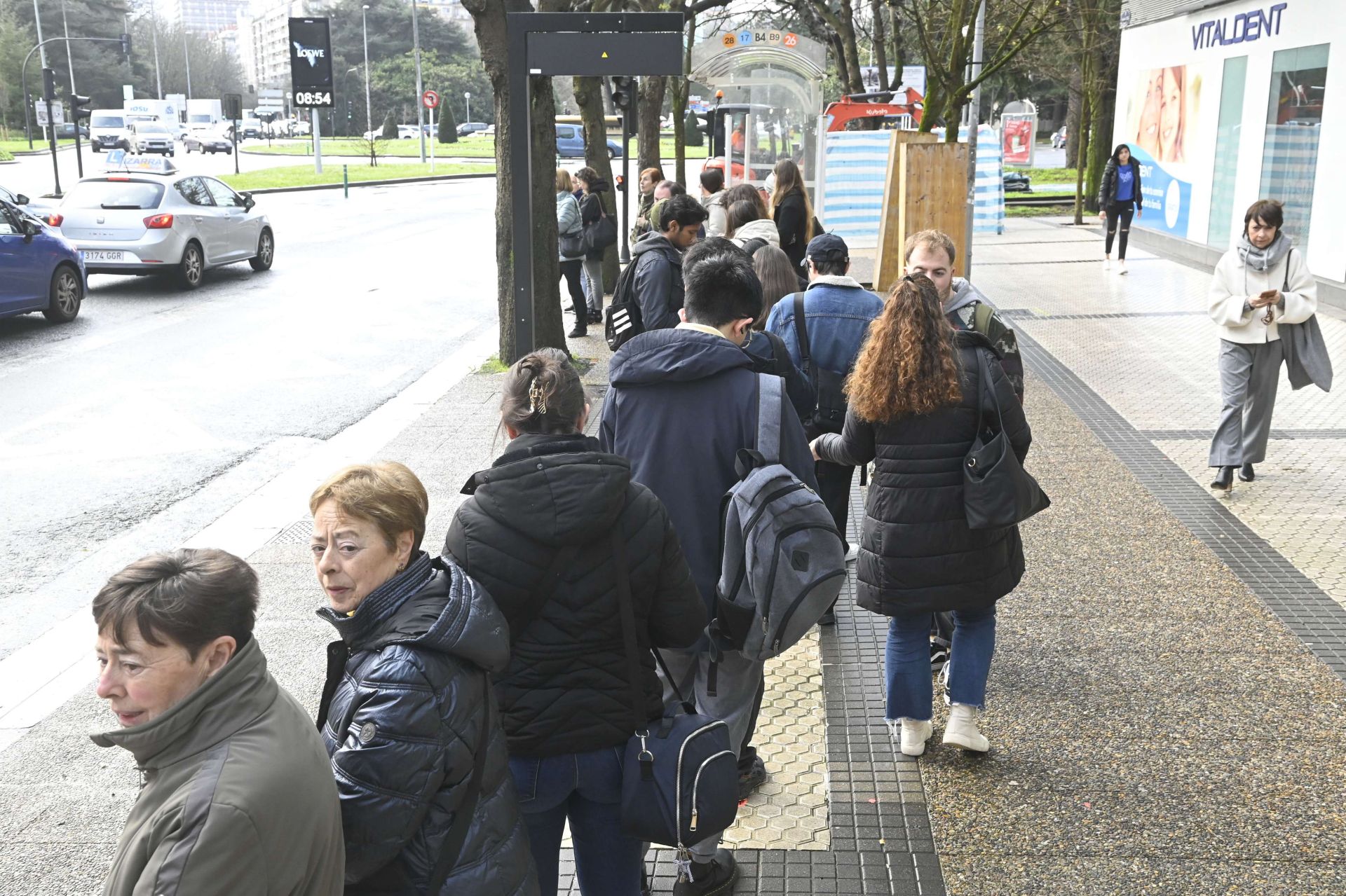 Cola de pasajeros esperando un autobús de Dbus en Donostia en la huelga de funcionarios públicos del pasado marzo.