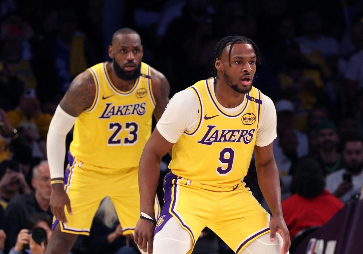 Bronny James, en primer plano, con su padre Lebron detrás en un momento del partido entre Los Angeles Lakers y los Minnesota Timberwolves (110-103)