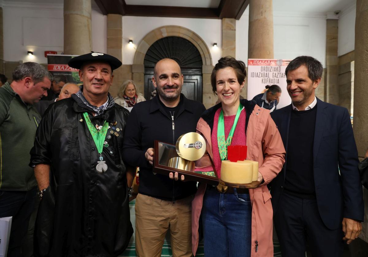 Irati Usandizaga, con el galardon 'Ordizia Txapeldun' al mejor queso de los campeones de los últimos diez años.