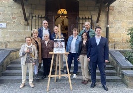 Los artistas Maider Ronquete y Franco Cavalleri junto a componentes de Maria Magdalenaren Lagunak.