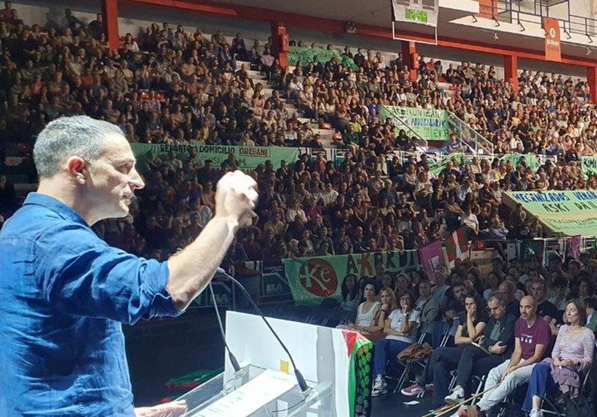 Mitxel Lakuntza durante el acto celebrado este jueves en La Casilla, en Bilbao, ante 4.000 militantes.