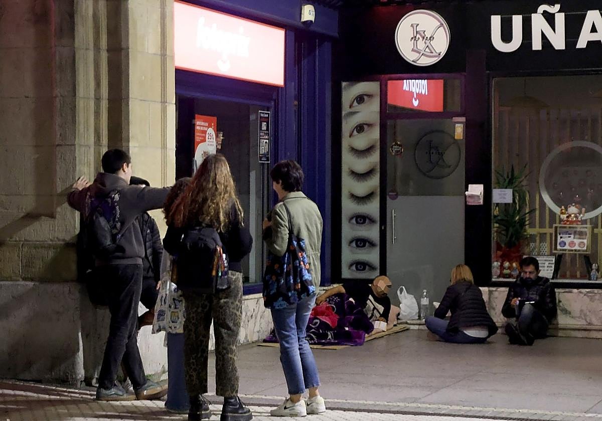 El grupo de voluntarios de Kale Gorrian interactúa con Florin.