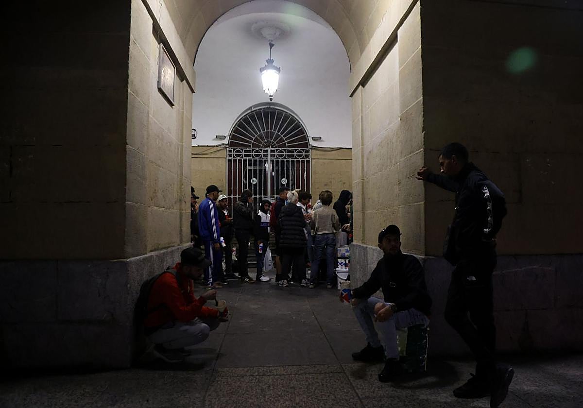 El reparto de cenas continúa en la Parte Vieja y el barrio de Amara