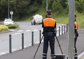 Dos agentes de Movilidad con un radar móvil en una calle de San Sebastián.