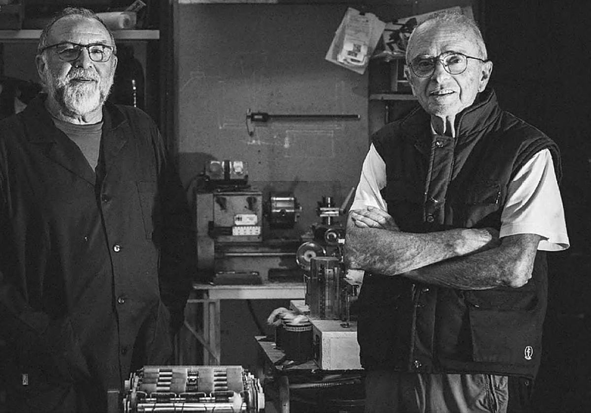 Joxe Mari Rubio y Felipe Uriarte en su laboratorio de construcción de maquetas.