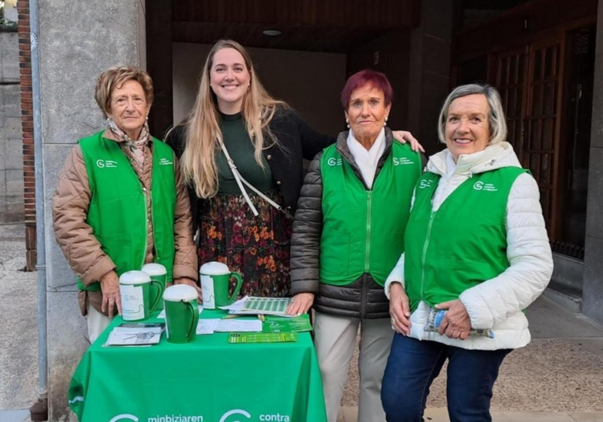 Parte de las voluntarias que llevaron a cabo la cuestación a pie de calle.