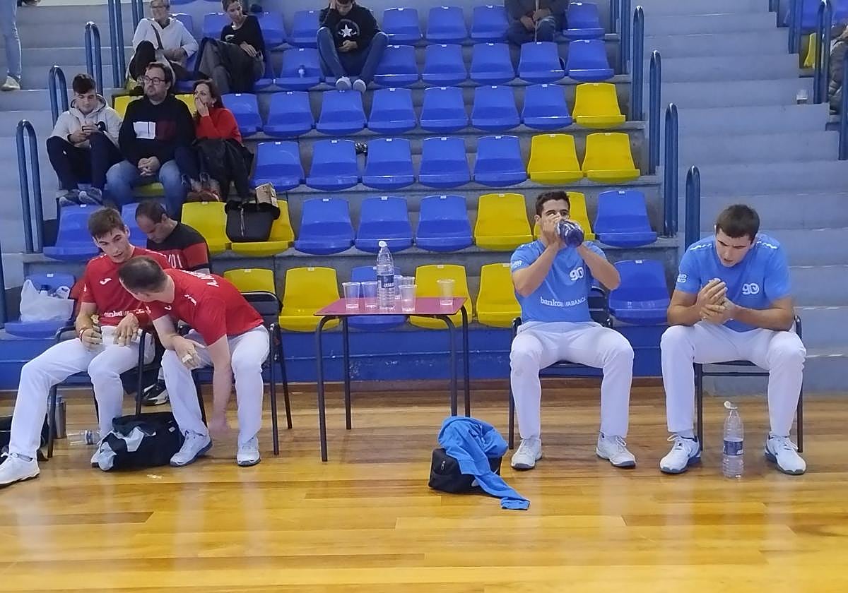 Hormaetxe, Apezetxea, Oliden y Lizeaga reponen fuerzas en un descanso ayer en Sopela