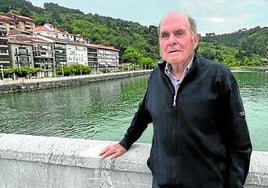 Javier de Cárdenas, en el puente de piedra que supera la ría.