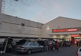 Entrada al supermercado Alcampo de Hernani.