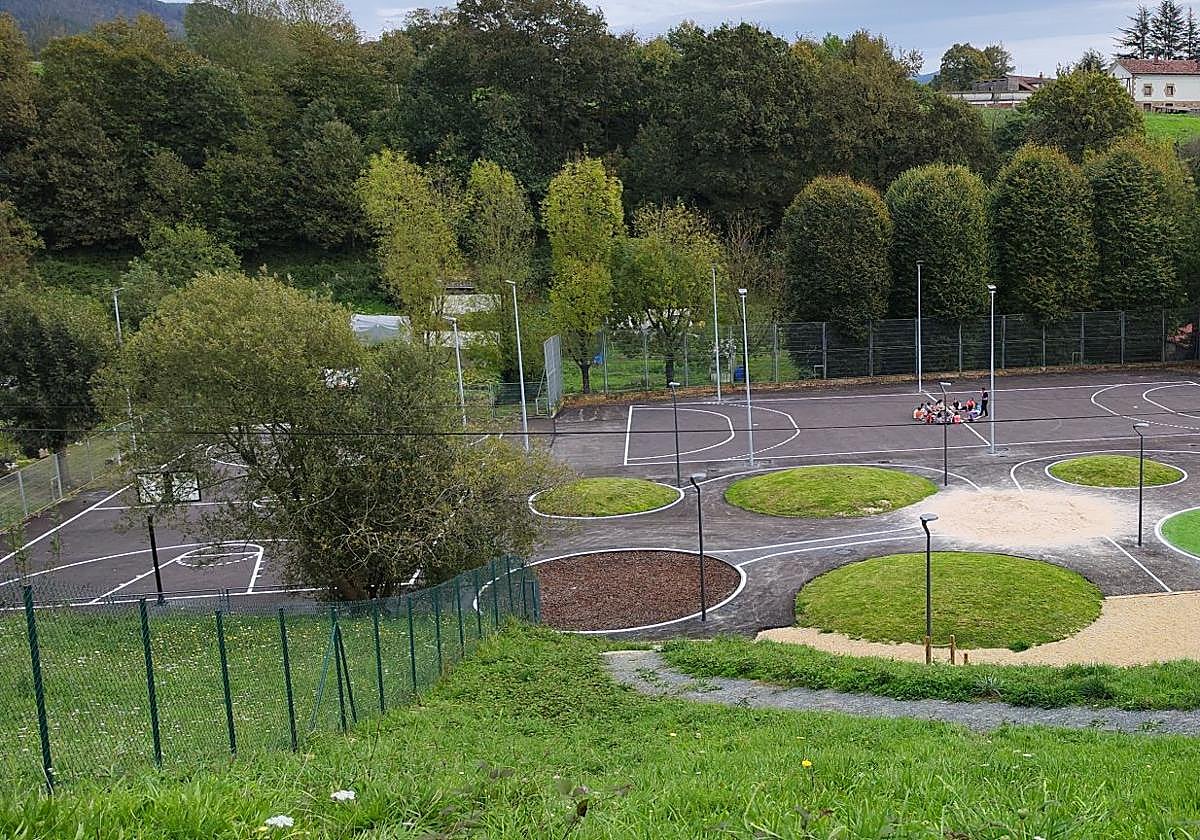 Vista general del área infantil y deportiva de Urgain tras la finalización de la segunda fase de las obras que acomete Lur Paisajistak.