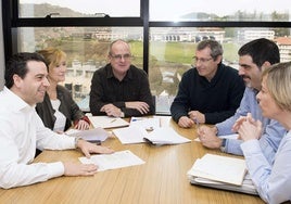 Imanol Lasa, María Eugenia Arrizabalaga, Joseba Egibar, Markel Olano, Eneko Goia y Eider Mendoza, en una reunión.