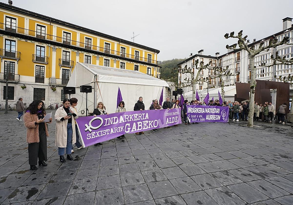 Decenas de personas se han concentrado en la plaza del Triángulo de Tolosa para denunciar la agresión sexista.