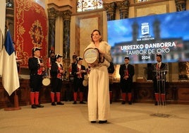 Isabel Verdini con el Tambor de Oro que le concedió Donostia el 20 de enero de 2024.