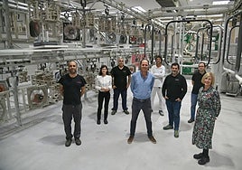De izquierda a derecha, Sergio Martín, Ana Díez, Alberto Losada, Gonzalo Orbea, Luis García, Ibon Carbajo, Pedro Rodríguez y Leire Ereño, en la sede de EIPC en Eibar.