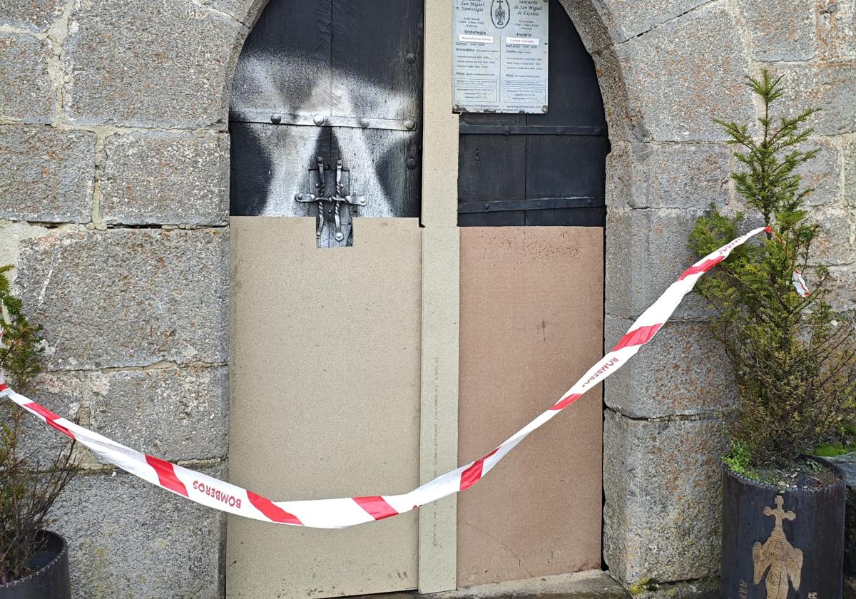 Tablones que han colocado en la puerta del santuario de San Miguel de Aralar quemada tras el incendio de esta madrugada.