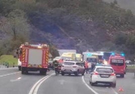 Momento en el que los servicios de emergencias llegan al lugar de los hechos.