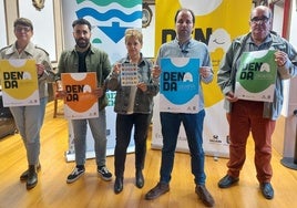 Representantes municipales y de la asociación Salkin en la presentación de ayer en el Ayuntamiento.