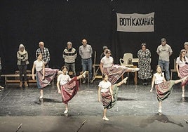 Un pasaje de la representación en la que participan desde adolescentes hasta jubilados.