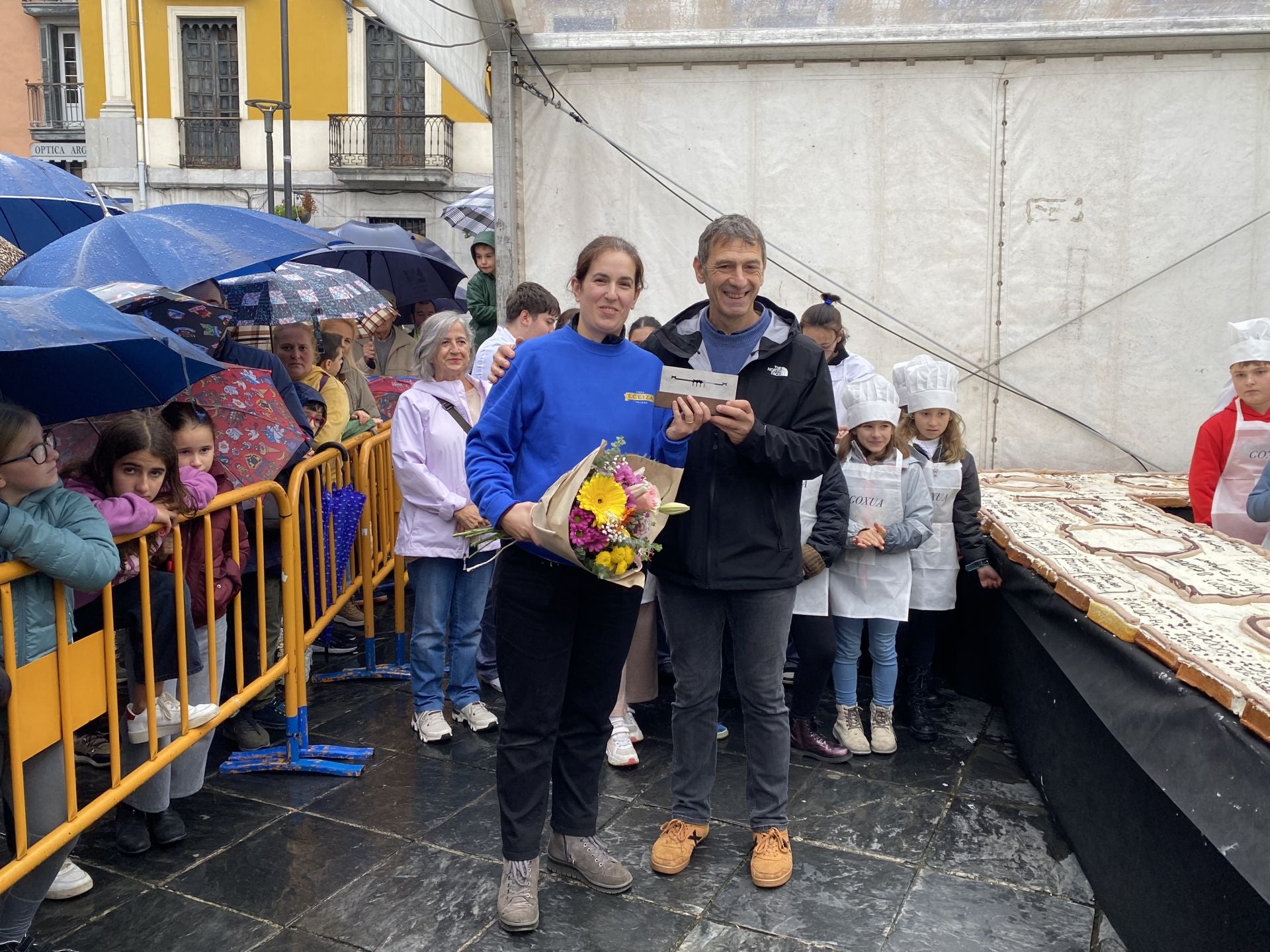 Así ha sido la elaboración del bizcocho gigante en Tolosa Goxua