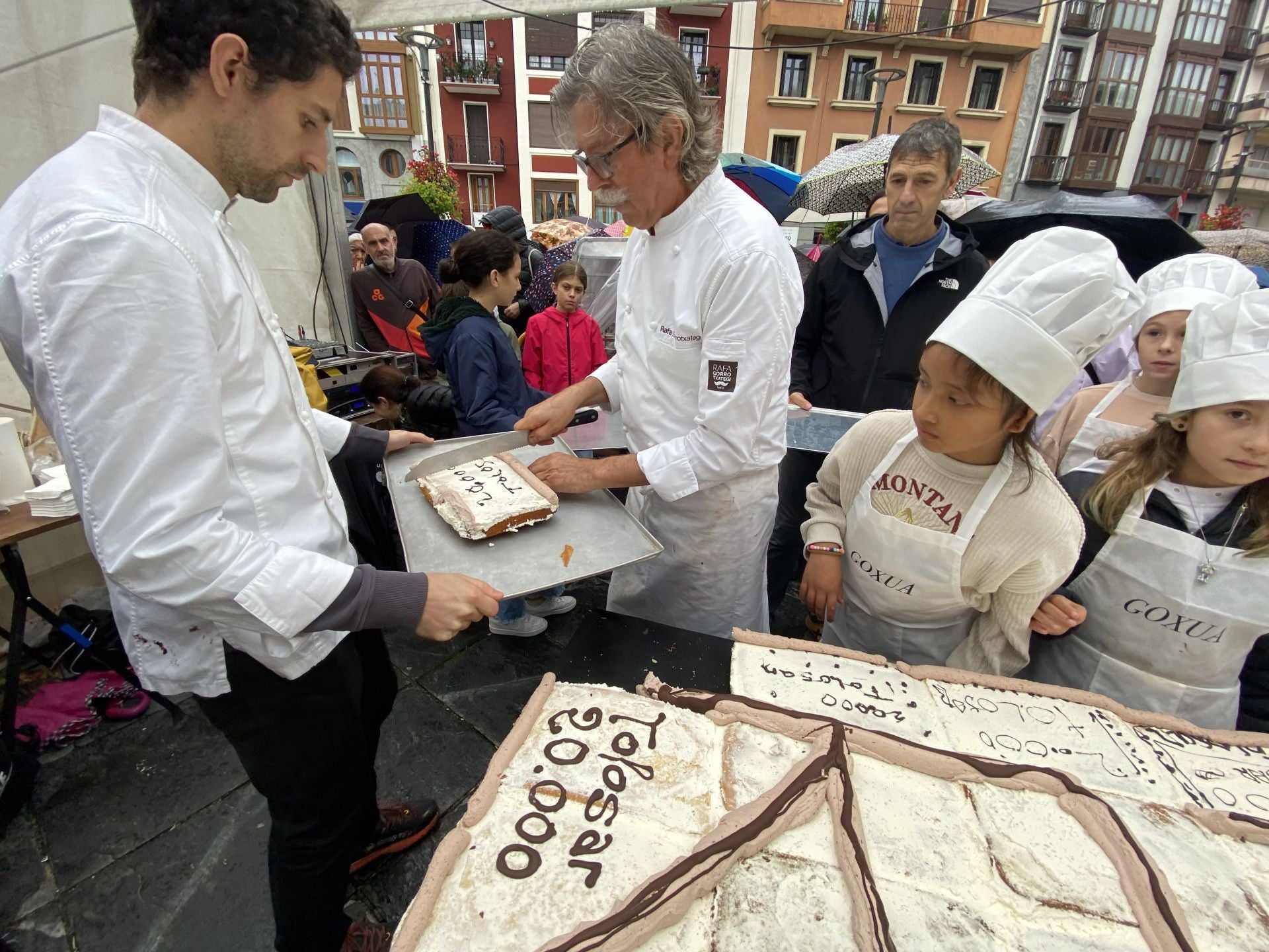 Así ha sido la elaboración del bizcocho gigante en Tolosa Goxua