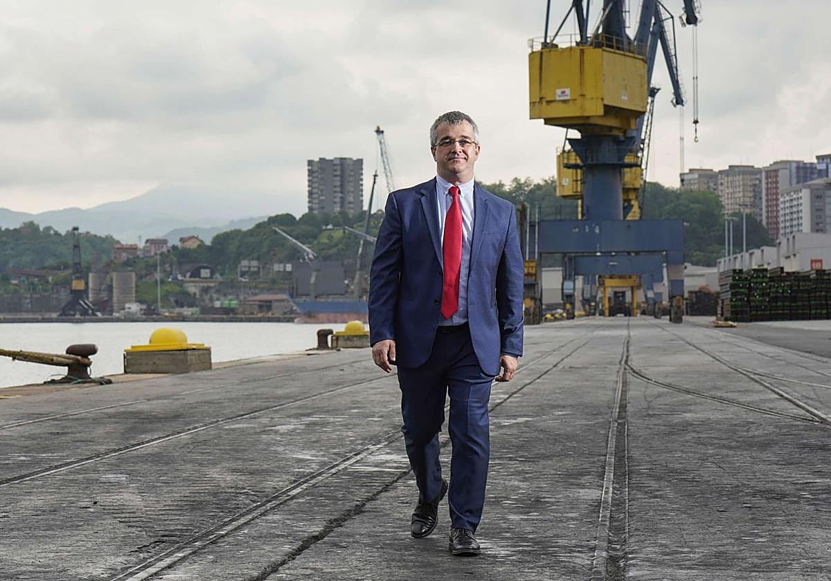 David Candelario, director del Puerto de Pasaia, en la dársena guipuzcoana.