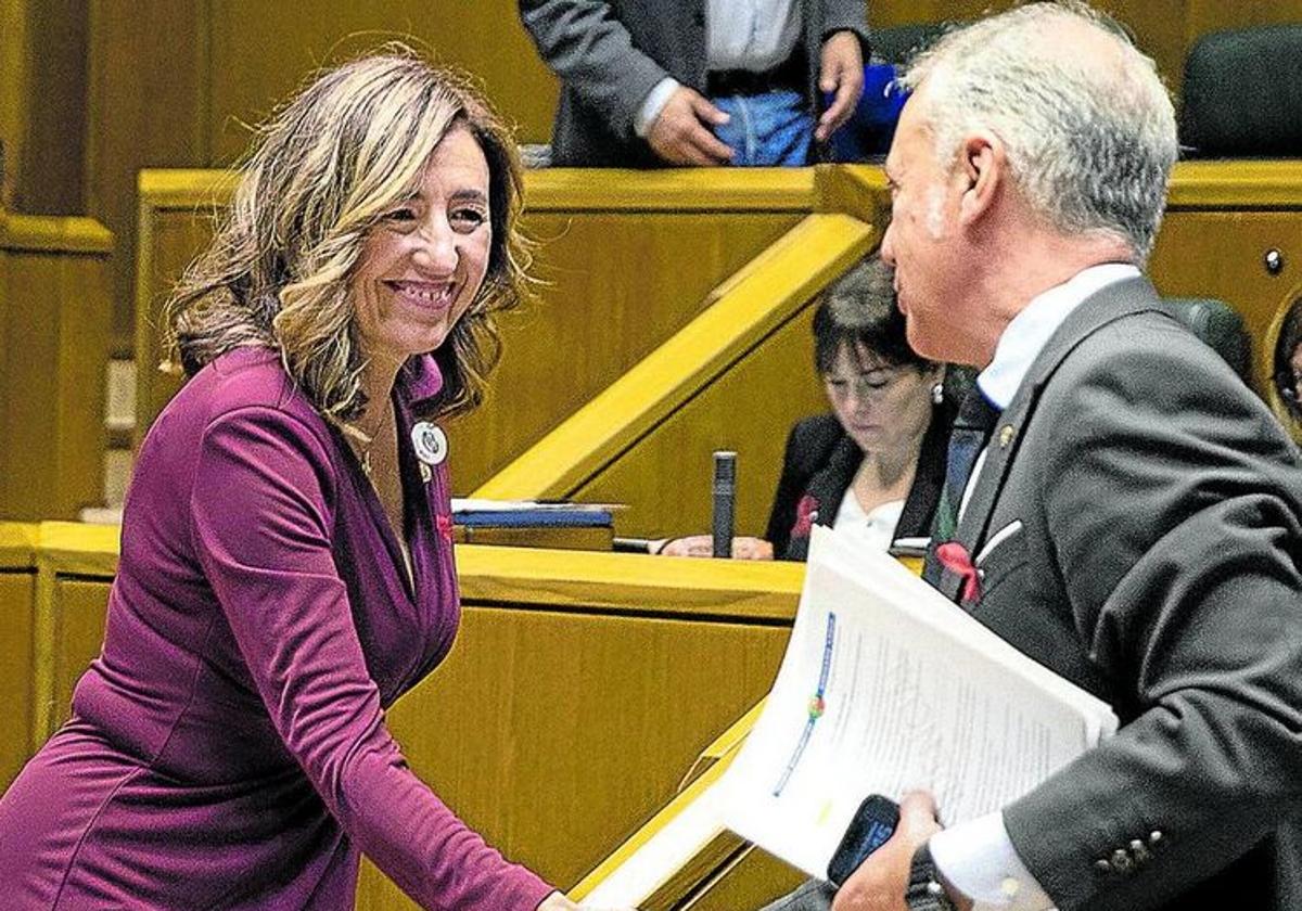 La exconsejera Olatz Garamendi saluda a Iñigo Urkullu durante un pleno del Parlamento vasco.