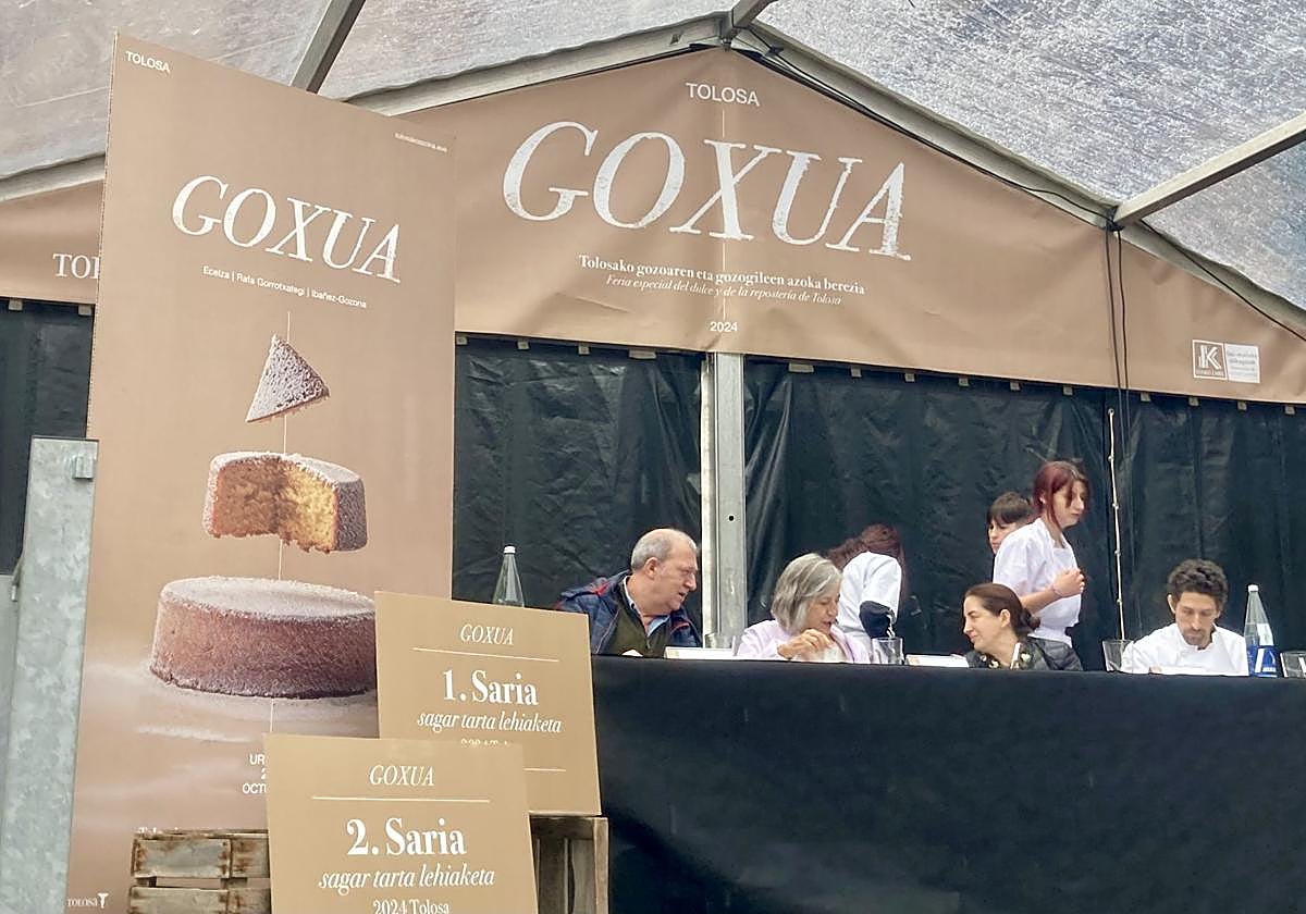 Miembros del jurado del concurso de sagar tarta.