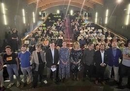 La vicepresidenta Ollo con algunas de las personas asistentes al evento.