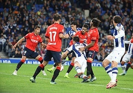 Zubeldia cae al suelo rodeado por Torró, Budimir, Catena y Juan Cruz el domingo en el Reale Arena.