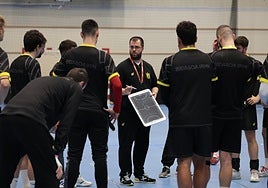 Álex Mozas da instrucciones a sus jugadores en el entrenamiento de este lunes en Artaleku.