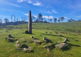 Puntos interesantes como el menhir de Eteneta pueden servir de inspiración para los participantes.