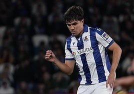 Jon Mikel Aramburu se dispone a dar un pase, ayer en el Reale Arena.