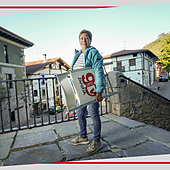 Maria Jesus Galarragak naturaz ez ezik, herrian duten giro ederraz ere gozatzen du Errezilen.