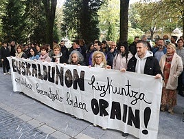 Gipuzkoa plazan antolatu zuten elkarretaratzea Kontseiluak eta ELAeta LAB sindikatuek.